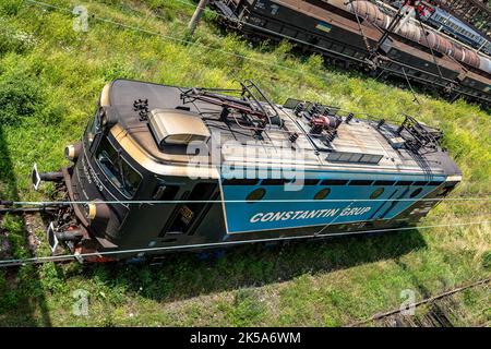 : Elektrische Lokomotive am Bahnhof in Petrosani, Rumänien. Luftaufnahme. Stockfoto
