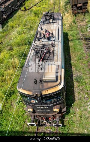 : Elektrische Lokomotive am Bahnhof in Petrosani, Rumänien. Luftaufnahme. Stockfoto