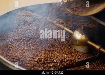 Frische Kaffeebohnen. Nahaufnahme der gerösteten Kaffeebohnen. Stockfoto
