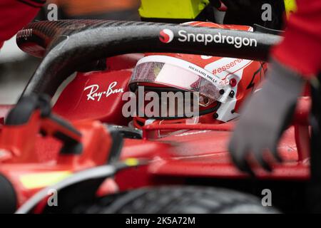 Suzuka, Japan. 7. Oktober 2022. Ferrari Monegassischer Fahrer Charles Leclerc fährt während des ersten Trainings des Formel 1 Japan Grand Prix, der am 7. Oktober 2022 auf dem Suzuka Circuit in Suzuka City, Japan, stattfand. Quelle: Zhang Xiaoyu/Xinhua/Alamy Live News Stockfoto