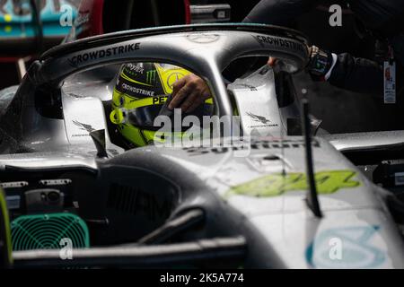 Suzuka, Japan. 7. Oktober 2022. Der britische Mercedes-Pilot Lewis Hamilton wird nach dem ersten Training des Formel 1 Japan Grand Prix am 7. Oktober 2022 auf dem Suzuka Circuit in Suzuka City, Japan, gesehen. Quelle: Zhang Xiaoyu/Xinhua/Alamy Live News Stockfoto