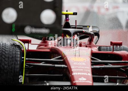 Suzuka, Japan. 7. Oktober 2022. Ferrari-Spanier Carlos Sainz fährt beim ersten Training des Formel 1 Japan Grand Prix, der am 7. Oktober 2022 auf dem Suzuka Circuit in Suzuka City, Japan, stattfand. Quelle: Zhang Xiaoyu/Xinhua/Alamy Live News Stockfoto