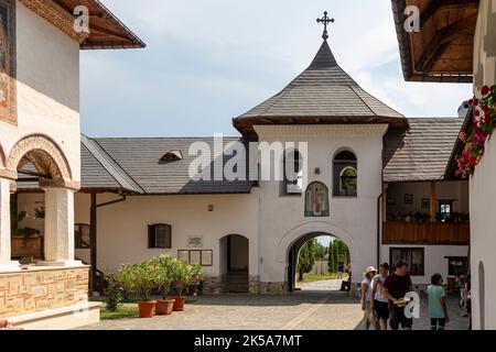 Blick vom Polovragi-Kloster, Gorj, Rumänien. Das Kloster ist ein altes architektonisches Denkmal aus dem Kreis Gorj. Stockfoto