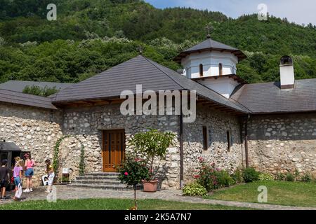 Blick vom Polovragi-Kloster, Gorj, Rumänien. Das Kloster ist ein altes architektonisches Denkmal aus dem Kreis Gorj. Stockfoto