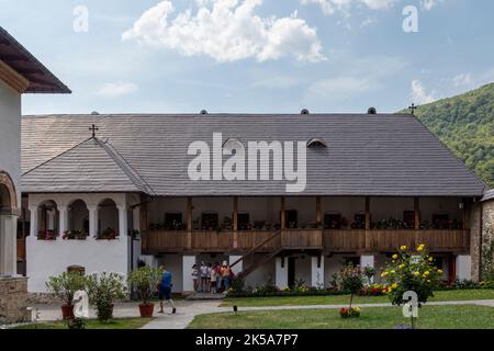 Blick vom Polovragi-Kloster, Gorj, Rumänien. Das Kloster ist ein altes architektonisches Denkmal aus dem Kreis Gorj. Stockfoto