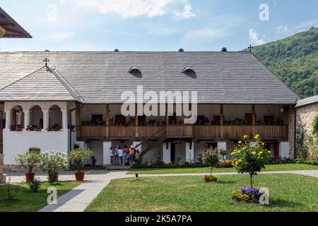 Blick vom Polovragi-Kloster, Gorj, Rumänien. Das Kloster ist ein altes architektonisches Denkmal aus dem Kreis Gorj. Stockfoto