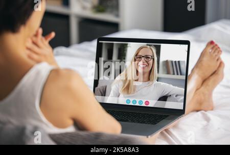 Glückliche Frauen haben Videoanruf Stockfoto