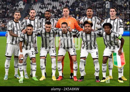 Turin, Italien. 05. Oktober 2022. Die Spieler von Juventus FC posieren vor dem Fußballspiel der UEFA Champions League zwischen Juventus FC und Maccabi Haifa FC für ein Teamfoto. Kredit: Nicolò Campo/Alamy Live Nachrichten Stockfoto