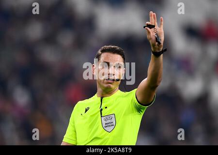 Turin, Italien. 05. Oktober 2022. Schiedsrichter Sandro Scharer zeigt sich während des Fußballspiels der UEFA Champions League zwischen Juventus FC und Maccabi Haifa FC. Kredit: Nicolò Campo/Alamy Live Nachrichten Stockfoto