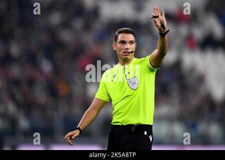 Turin, Italien. 05. Oktober 2022. Schiedsrichter Sandro Scharer zeigt sich während des Fußballspiels der UEFA Champions League zwischen Juventus FC und Maccabi Haifa FC. Kredit: Nicolò Campo/Alamy Live Nachrichten Stockfoto