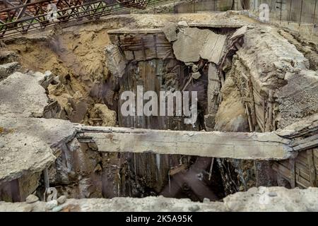 Der alte Zugang zur Salzmine Praid, jetzt geschlossen, droht am 19. Juni 2021 in Praid, Harghita, einzustürzen. Stockfoto