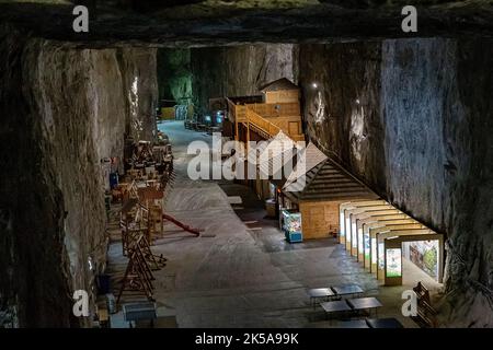 Bilder aus dem touristischen Gebiet der Salzmine Praid am 19. Juni 2021 in Praid, Harghita. Hier ist eine kleine unterirdische Stadt, die täglich von vielen Touris besucht wird Stockfoto