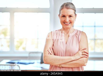 Weibliche Führerin, Managerin und Chefin in einer Bürovorstandssitzung für Design gekreuzte Arme, die gleichzeitig selbstbewusst aussehen. Portrait, Management und Startup mit Stockfoto