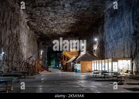 Bilder aus dem touristischen Gebiet der Salzmine Praid am 19. Juni 2021 in Praid, Harghita. Hier ist eine kleine unterirdische Stadt, die täglich von vielen Touris besucht wird Stockfoto