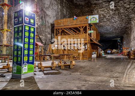 Bilder aus dem touristischen Gebiet der Salzmine Praid am 19. Juni 2021 in Praid, Harghita. Hier ist eine kleine unterirdische Stadt, die täglich von vielen Touris besucht wird Stockfoto