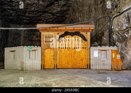 Bilder aus dem touristischen Gebiet der Salzmine Praid am 19. Juni 2021 in Praid, Harghita. Hier ist eine kleine unterirdische Stadt, die täglich von vielen Touris besucht wird Stockfoto