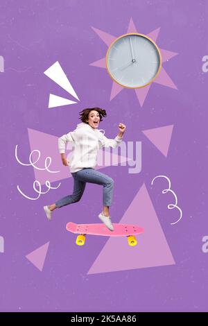 Vertikale kreative Fotocollage ekstatisch lustig überglücklich junge positive Mädchen läuft auf Skateboard isoliert auf lila Farbe Hintergrund Stockfoto