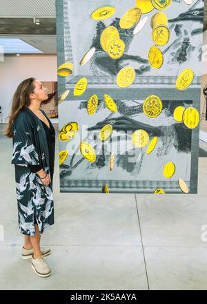 Hastings East Sussex ,UK 7 Oct 2022 Pinstripe Perversion, 2021,einzigartige Kompositionen oszillieren zwischen dem Humorvollen und dem Alltäglichen, indem sie Zeichen und Bilder aus ihrer wiederkehrenden Ikonographie von Vulkanen, Ziegelsteinen, U-Booten, Tartan, menschlichen Silhouetten, Und Flora, und erkunden, wo natürliche und hergestellte Welten aufeinandertreffen. Caragh Thuring (8. Oktober 2022 – 12. März 2023) Paul Quezada-Neiman/Alamy Live News Stockfoto