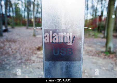 230 V usb-Steckdose für den Außenbereich. Stockfoto