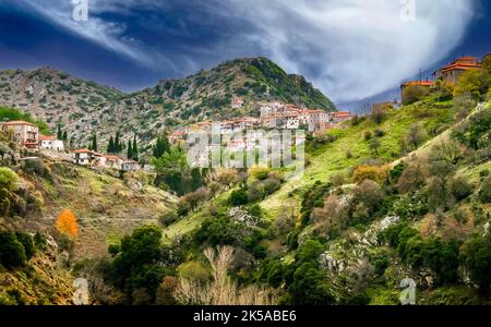 Panoramablick auf Dimitsana Dorf, ein schönes bergdorf in Arcadia, Peloponesse, Griechenland Stockfoto