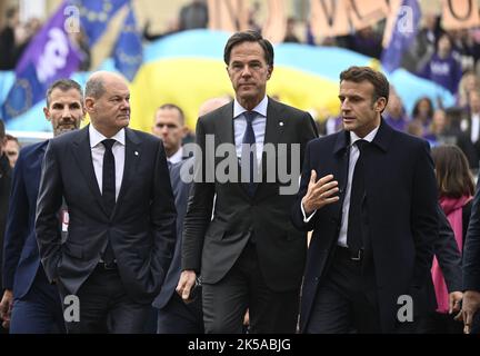 Prag, Tschechische Republik. 07. Oktober 2022. Bundeskanzler Olaf Scholz von links, der niederländische Premierminister Mark Rutte und der französische Präsident Emmanuel Macron treffen am 7. Oktober 2022 auf der Prager Burg, Tschechien, zum informellen EU-Gipfel ein. Quelle: Ondrej Deml/CTK Photo/Alamy Live News Stockfoto