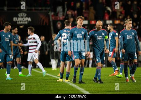 Herning, Dänemark. 06. Oktober 2022. Mats Wieffer (20) und Gernot Trauner (18) aus Feyenoord nach dem UEFA Europa League Spiel zwischen FC Midtjylland und Feyenoord in der MCH Arena in Herning. (Foto: Gonzales Photo/Alamy Live News Stockfoto