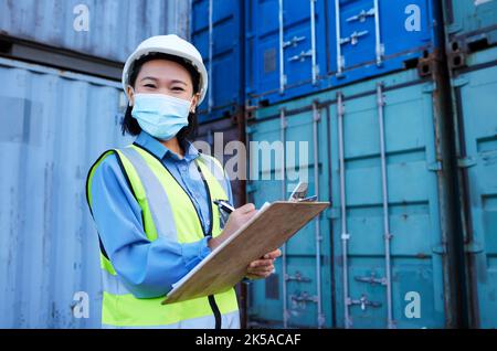 Container, covid 19 und Ingenieur Frau Checkliste Planung Frachtverteilung, Versand und Fertigungslogistik. Supply Chain Asian Manager oder Stockfoto