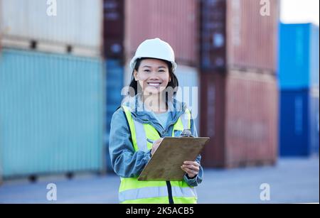 Frau mit Klemmbrett, Versand- und Logistikkontrolle des Lagerbestands am Arbeitsplatz. Asiatischer Arbeiter in der Transportindustrie, lächeln im Porträt mit Container in Stockfoto