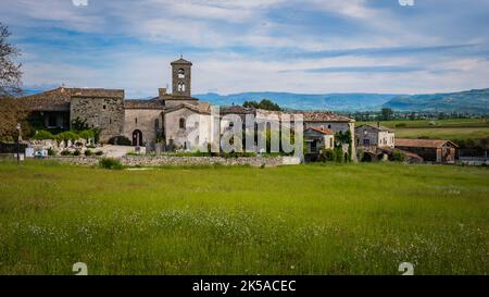 Blick auf die romanische Kirche Saint Pierre de Sauveplantade, die kleinste Kirche Frankreichs (in Ardeche) Stockfoto