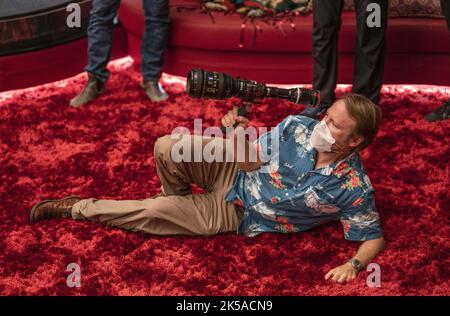 RIAN JOHNSON IN GLASS ONION: A KNIVES OUT MYSTERY (2022), REGIE RIAN JOHNSON. Kredit: T-Street / Album Stockfoto