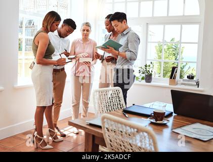 Business Coach, Startup Team Workshop und reife Business Woman Coaching Männer und Frauen in modernen Büro. Vielfalt, Teamarbeit und Notizen Stockfoto