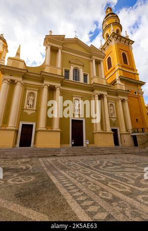 St. Michael's Basilica mit seinem Glockenturm aus dem 18.. Jahrhundert in der Stadt Menton. Französische Riviera, im Departement Alpes-Maritimes in Frankreich. Stockfoto