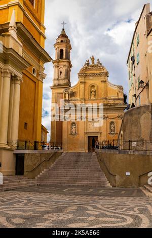 Basilique Saint-Michel und Kapelle der Weißen Büßer, Menton, Frankreich. Die hügelige, mittelalterliche Altstadt an der französischen Riviera, in den Alpes-Maritimes Stockfoto