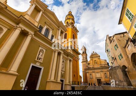 Basilique Saint-Michel und Kapelle der Weißen Büßer, Menton, Frankreich. Die hügelige, mittelalterliche Altstadt an der französischen Riviera, in den Alpes-Maritimes Stockfoto