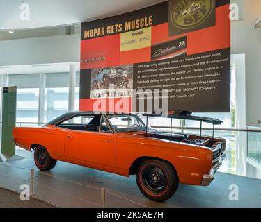 AUBURN HILLS, MI/USA - 19. AUGUST 2016: Ein Plymouth Road Runner-Wagen aus dem Jahr 1969, Walter P. Chrysler Museum. Stockfoto