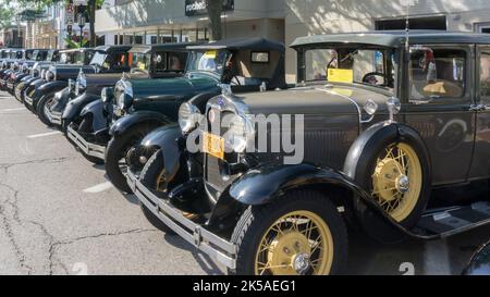 BIRMINGHAM, MI/USA - 19. AUGUST 2016: Acht Ford Model A Autos auf der Woodward Dream Cruise. Stockfoto