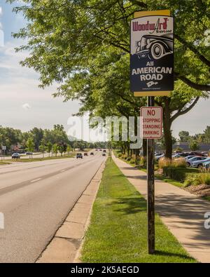 BLOOMFIELD HILLS, MI/USA - 19. AUGUST 2016: Schild „Woodward Avenue: All American Road“, Woodward Dream Cruise. Stockfoto