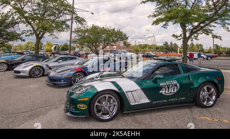 ROYAL OAK, MI/USA - 17. AUGUST 2016: Vier Chevrolet Corvette-Fahrzeuge, darunter ein 2010 Grand Sport NASCar Brickyard 400 Pace Car, Woodward Dream Cruise. Stockfoto