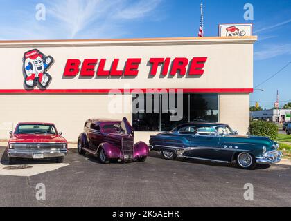 ROYAL OAK, MI/USA - 18. AUGUST 2016: Ein Dodge Charger 1966, 1935 Ford Tudor, 1951 Buick Super Cars auf Belle Tire, Woodward Dream Cruise Route. Stockfoto