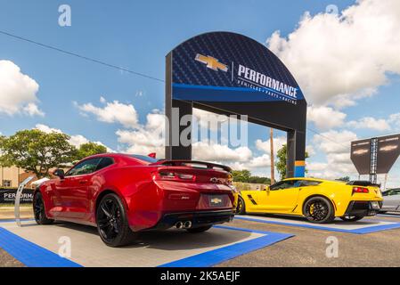 ROYAL OAK, MI/USA - 18. AUGUST 2016: Ein Chevrolet Corvette und Camaro SS-Wagen von 2016, Woodward Dream Cruise. Stockfoto