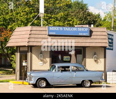 ROYAL OAK, MI/USA - 18. AUGUST 2016: 1955 Chevrolet Bel Air, Auto in Mike's Tailor Shop auf der Woodward Dream Cruise. Stockfoto