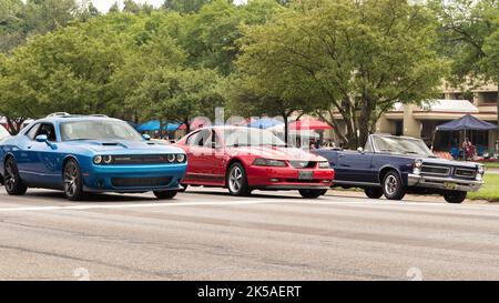 BLOOMFIELD HILLS, MI/USA - 20. AUGUST 2016: „Face-off“: Dodge Challenger der 3.. Generation, Ford Mustang der 4.. Generation, Pontiac GTO der 1.. Generation 1965 Stockfoto