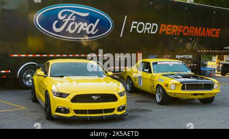 FERNDALE, MI/USA - 20. AUGUST 2016: Ein Ford Mustang GT der 6.. Generation und ein Gateway Classic Mustang #17 der 1.. Generation in der 'Mustang Alley', Woodward Dream Stockfoto