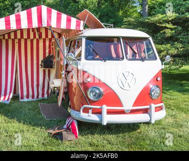 GROSSE POINTE SHORES, MI/USA - 19. JUNI 2016: Ein 1960 Volkswagen Transporter (a.k.a. Microbus) Westfalia van, bekannt für die geteilte Windschutzscheibe. Stockfoto