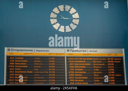 SANKT PETERSBURG , RUSSLAND - AUGUST 27,2022: Busstation Anzeigetafel von St. Petersburg mit Schild von Bussen nach Helsinki, Tallin und russischen Städten Stockfoto