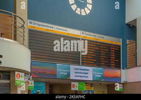 SANKT PETERSBURG , RUSSLAND - AUGUST 27,2022: Busstation Anzeigetafel von St. Petersburg mit Schild von Bussen nach Helsinki, Tallin und russischen Städten Stockfoto