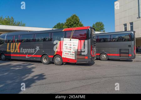 SANKT PETERSBURG , RUSSLAND - AUGUST 27,2022: Busbahnhof von St. Petersburg mit Bussen nach Helsinki, Tallin, Vilnus, Riga. Stockfoto