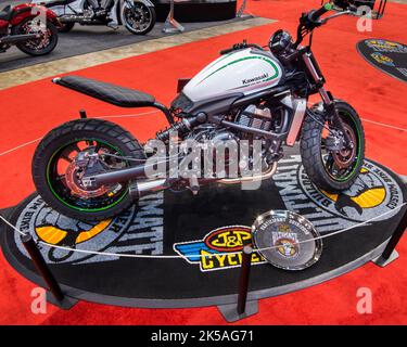 Cleveland, OH, USA - 29. Januar 2016: Ein maßgeschneidertes Kawasaki Vulcan Motorrad von RideApart, Ultimate Builder Custom Bike Show. Stockfoto