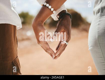 Paart Hände, Herz und Liebe, Freundlichkeit und Vertrauen mit Unterstützung zusammen im Freien. Nahauffingerzeichen schwarzer Menschen Formen sich in einer romantischen Beziehung Stockfoto