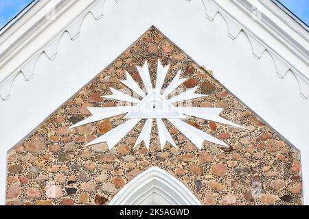 Gozha, Hoza - November 2021: Alle sehen Augensymbol als Detail der katholischen Kirche St. Peter und St. Paul Dekoration in gozha, Hoza bei Grodno Stockfoto